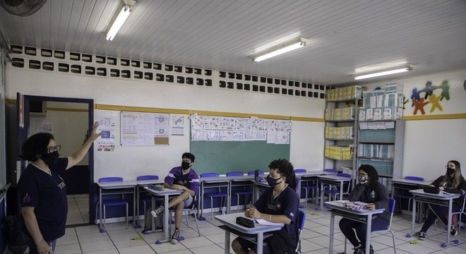 Governo vai permitir volta às aulas mesmo com aumento de casos de covid