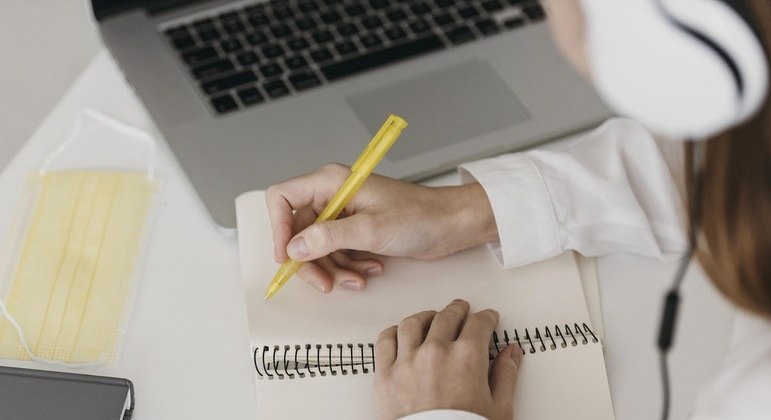 Estudantes podem fazer cursos EAD de universidades públicas e alguns oferecem certificados