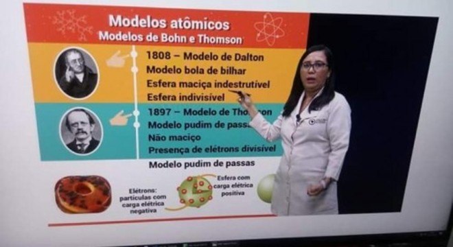 Muitas redes conciliaram ensino online com atividades impressas, pela TV e por rádio