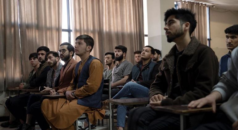 Apenas homens assistem à aula em universidade de Cabul, capital afegã