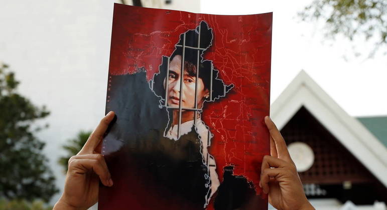 Ganhadora do prêmio Nobel da Paz de 1991, Aung San Suu Kyi, foi presa após golpe militar