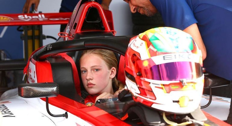 Dos 16 pilotos no grid da Fórmula 4 brasileira, Aurelia Nobels é a única mulher