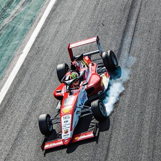 Aurelia pilota pela TMG Racing na Fórmula 4 Brasil