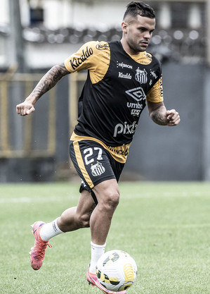 Lateral-direito Auro no CT Rei Pelé