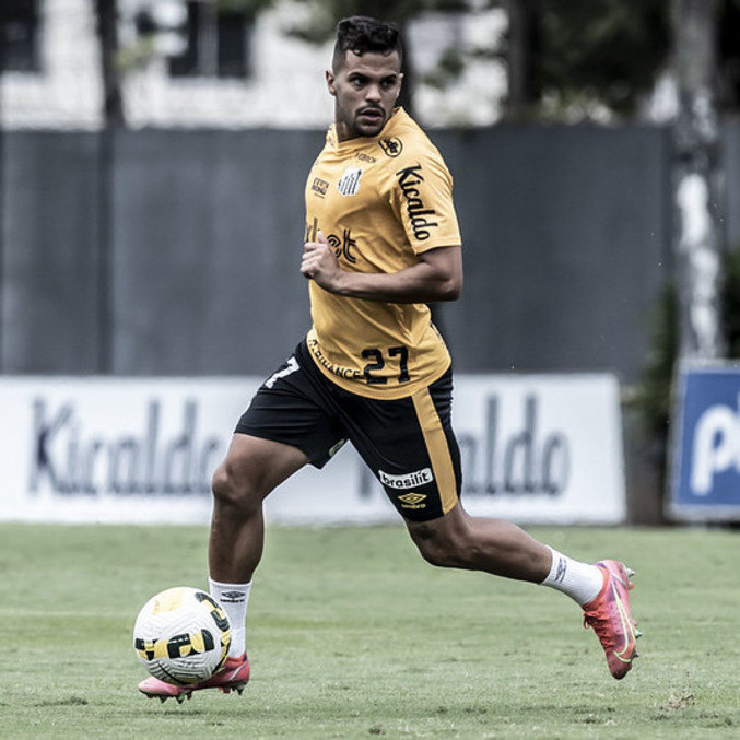 Com Nathan suspenso e Madson vindo de fratura na mão, Auro deve reaparecer