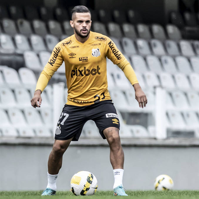 Auro Júnior em treino nesta manhã de quinta-feira (25) na Vila Belmiro