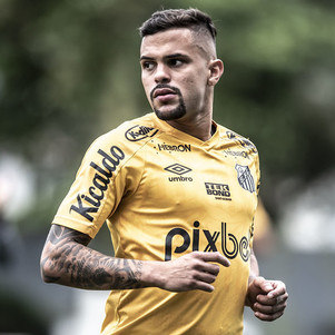 Auro em treino no CT Rei Pelé