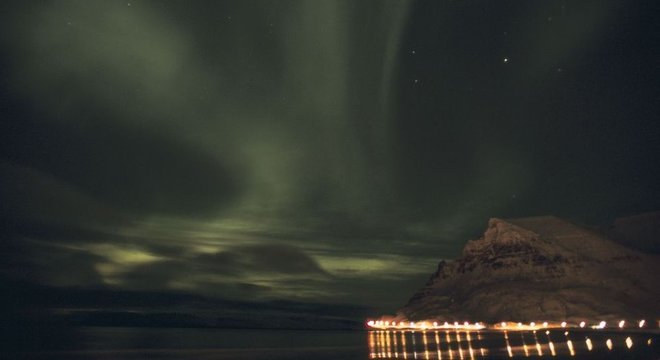 A aurora boreal pode se apresentar de várias formas, incluindo arcos, espirais e auréolas