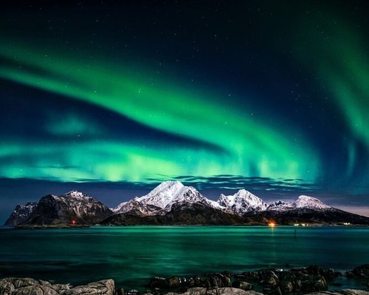 Aurora Boreal  - Espetáculo natural de luzes coloridas que ocorre no Polo Norte. É causado pela interação de campos magnéticos com raios de luz energizados do sol. 