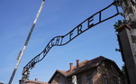 Na entrada do campo, responsável pela morte de 1 milhão de judeus, é possível ver os escritos 'Arbeit macht frei', ou o trabalho liberta, em tradução livre.  Auschwitz fica na cidade de Oswiecim, a cerca de 70 quilômetros de Cracóvia