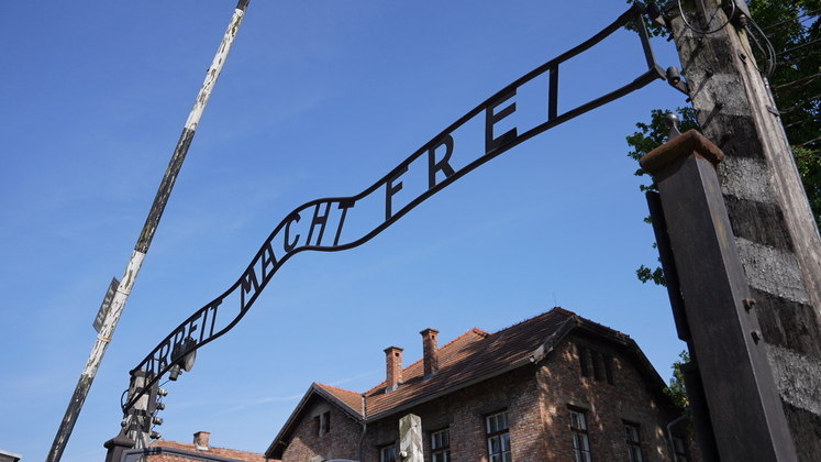 Na entrada do campo, responsável pela morte de 1 milhão de judeus, é possível ver os escritos 