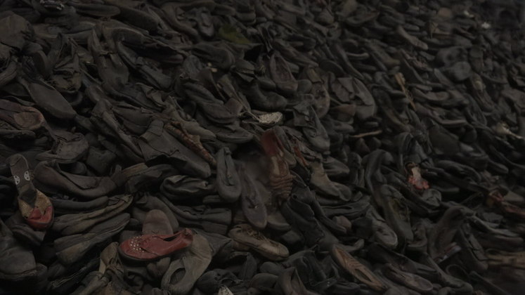 Sapatos pertencentes a judeus, obrigados a se despir de todos os seus pertences ao entrarem no campo 