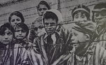Crianças entre os prisioneiros judeus em campo de concentração na Polônia