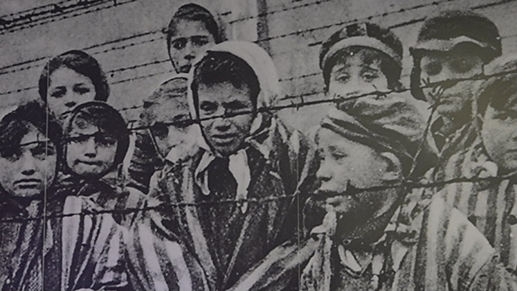 Crianças entre os prisioneiros judeus em campo de concentração na Polônia