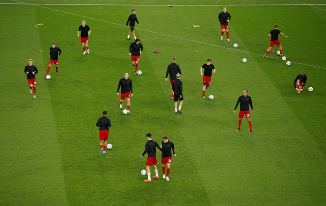 A seleção da Dinamarca já está em campo para o aquecimento antes do início da partida