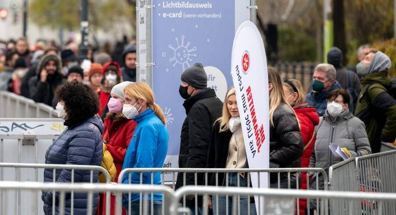 Pessoas esperam em fila para receber a vacina contra a Covid-19, em Viena