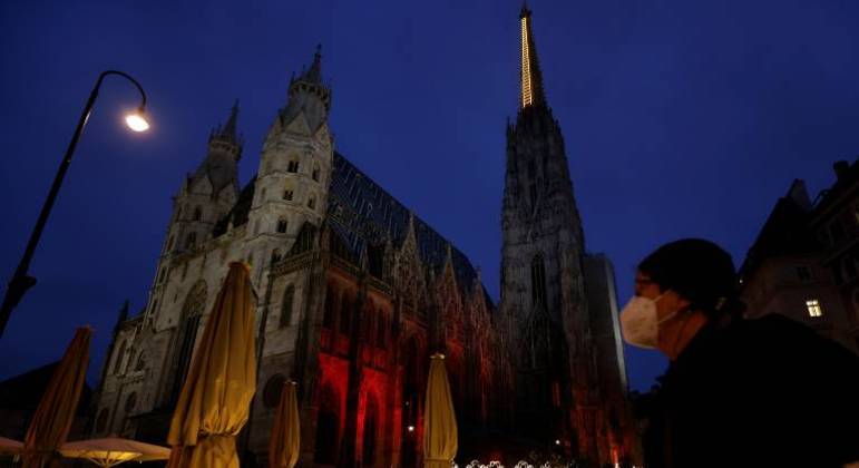 Uma pessoa passa pela catedral de St. Stephens, em Viena, em meio à pandemia de Covid-19