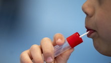 Áustria avalia teste de covid-19 em forma de pirulito para crianças 