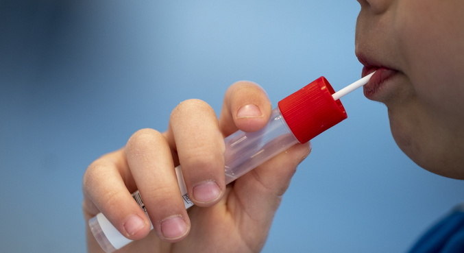 Áustria avalia teste de covid-19 em forma de pirulito para crianças