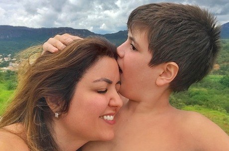 Theo, de 10 anos e a mÃ£e AndrÃ©a Werner