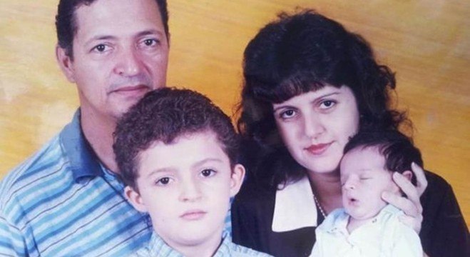 A morte do pai em acidente do carro, quando EnÃ£ tinha sete anos, despertou interesse pela medicina