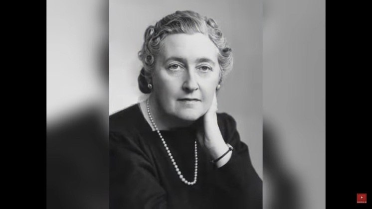 Autora das três obras onde Poirot se destaca, Agatha Christie escreveu mais de 80 romances policiais, de mistério e de suspense, além de peças de teatro e contos. 