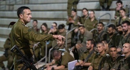 Herzi Halevi fala com comandantes do Exército