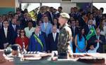 Autoridades acompanham desfile de veículo das Forças Armadas na Esplanada dos Ministérios, em Brasília