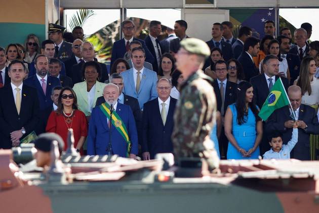 Autoridades acompanham desfile de veículo das Forças Armadas na Esplanada dos Ministérios, em Brasília