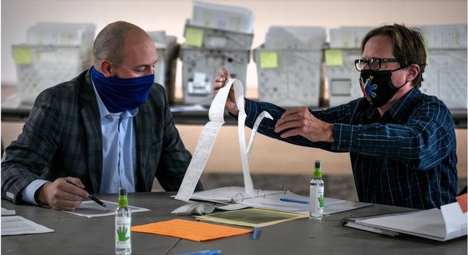 Autoridades eleitorais contam votos enviados por eleitores