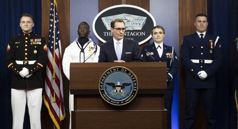 John Kirby (centro) negou informações publicadas pelo jornal The New York Times
