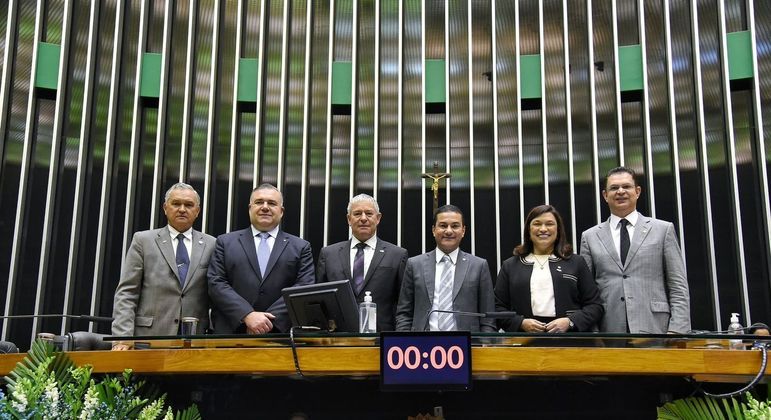 Deputados e o embaixador Daniel Zohar durante homenagem aos 74 anos do Estado de Israel