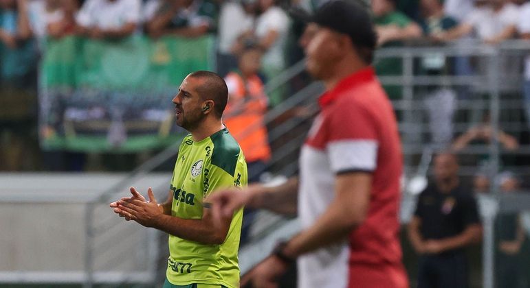 Auxiliar de Abel, João Martins orienta equipe do Palmeiras durante a Libertadores 2022
