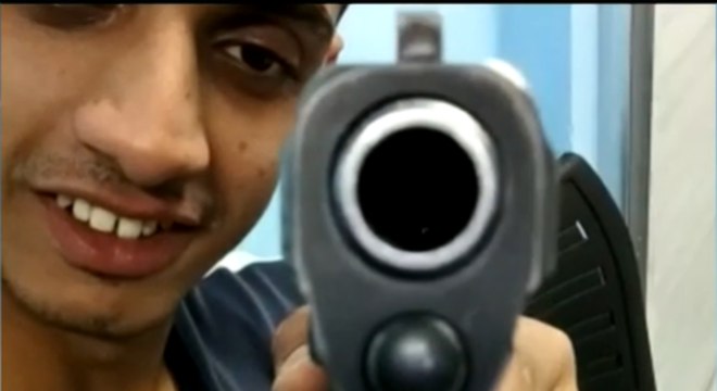 Jovem furta pistola da polícia e se exibe com objeto na internet