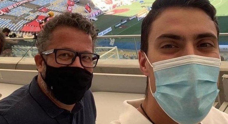 Cleber e Matheus. Selfie nos estádios. Os auxiliares de Tite na busca do hexa...