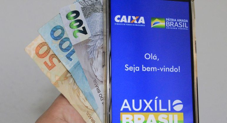 Auxílio Brasil começou a ser pago nesta quarta-feira, mas com o valor do antigo Bolsa Família

