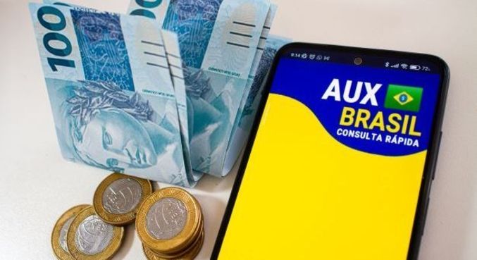O Auxílio Brasil passa de R$ 400 para R$ 600 até dezembro