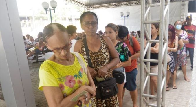 Pessoas fazem fila no CRAS (Centro de Referência da Assistência Social), no Recife (PE)