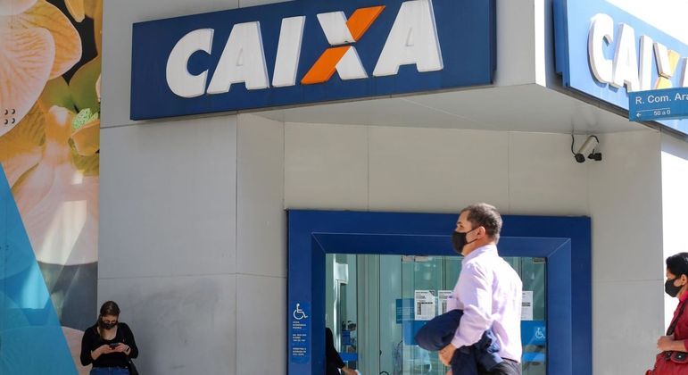 Movimentação em agência da Caixa Econômica Federal em Curitiba (PR)