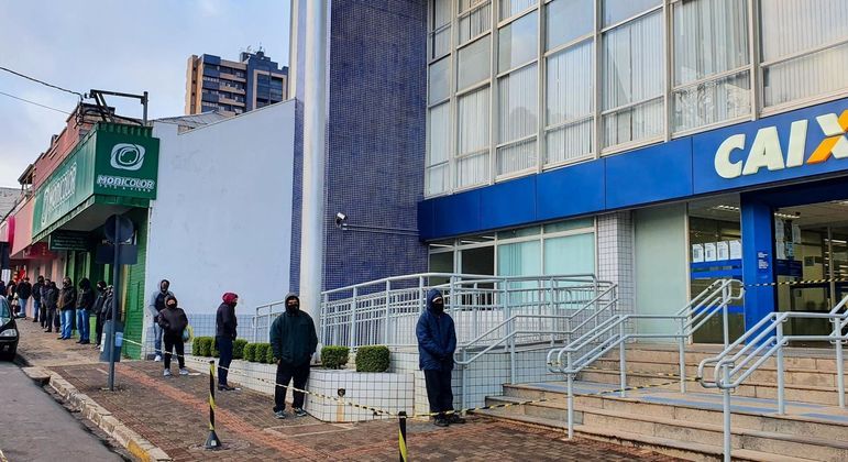 Fila em agência da Caixa para recebimento do auxílio emergencial, em Guarapuava (PR)