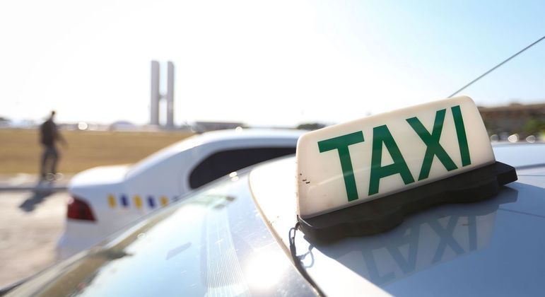 Governo avalia parcela extra para taxistas e caminhoneiros em dezembro