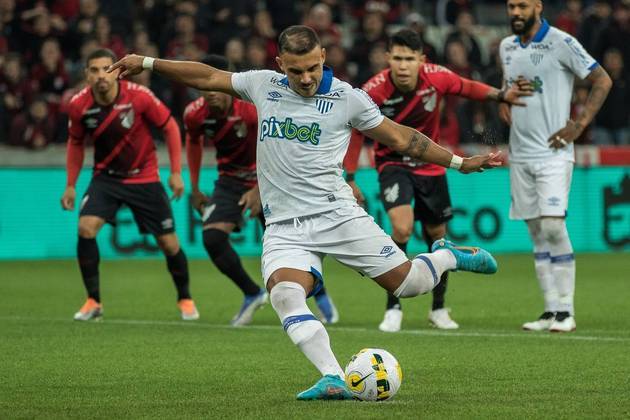 O fim de semana acabou, a segunda-feira chegou e, com ela, o resumo esportivo do R7 traz para você os principais acontecimentos dos últimos dias. Confira!Um lance bizarro aconteceu durante a partida entre Athletico-PR e Avaí neste domingo (22). William Pottker, atacante do Avaí, cobrou pênalti de cavadinha e o goleiro Bento espalmou para o lado. Na sequência da jogada, Pottker disputou a bola na área com Khellven, que acabou acertando o atacante na dividida e... Mais um pênalti para o Avaí! Desta vez, Pottker não vacilou e mandou para o fundo das redes