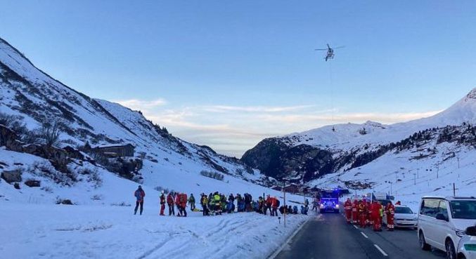 Serviço de emergência trabalha no resgate de vítimas de avalanche na Áustria