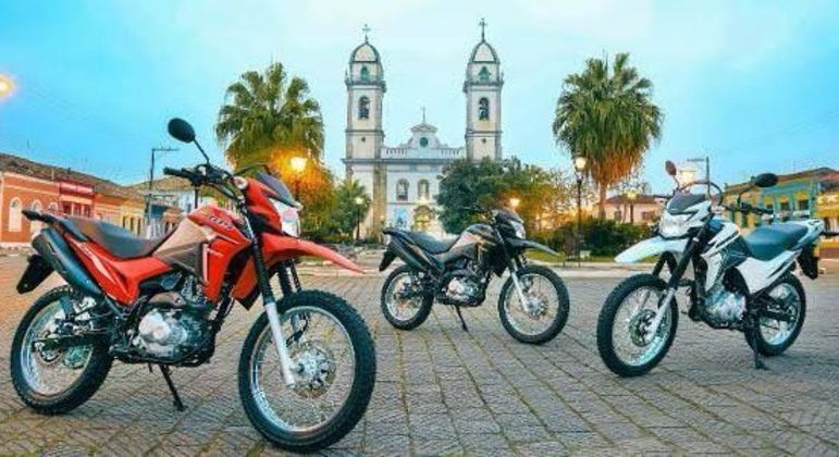 Moto tem garfo duplo de 180mm de curso na frente e monoamortecimento de 150mm na traseira