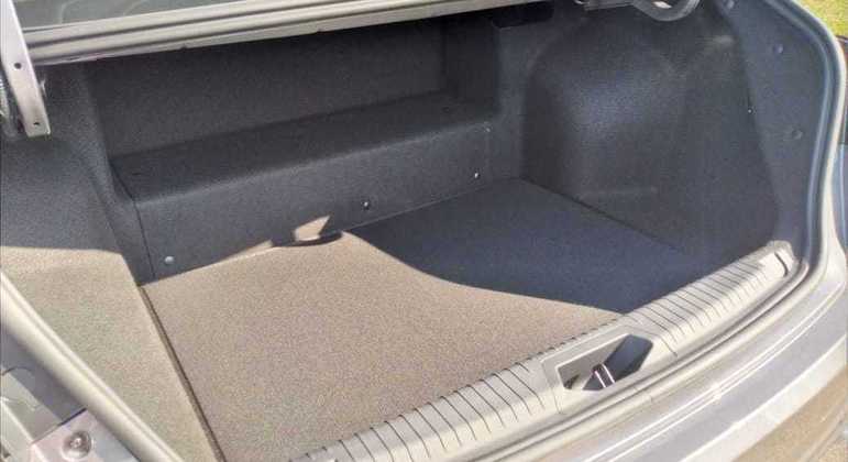Porta-malas tem capacidade de 405 litros