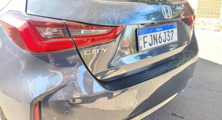 Traseira tem faróis também no formato triangular que sobrepõem a tampa do porta-malas