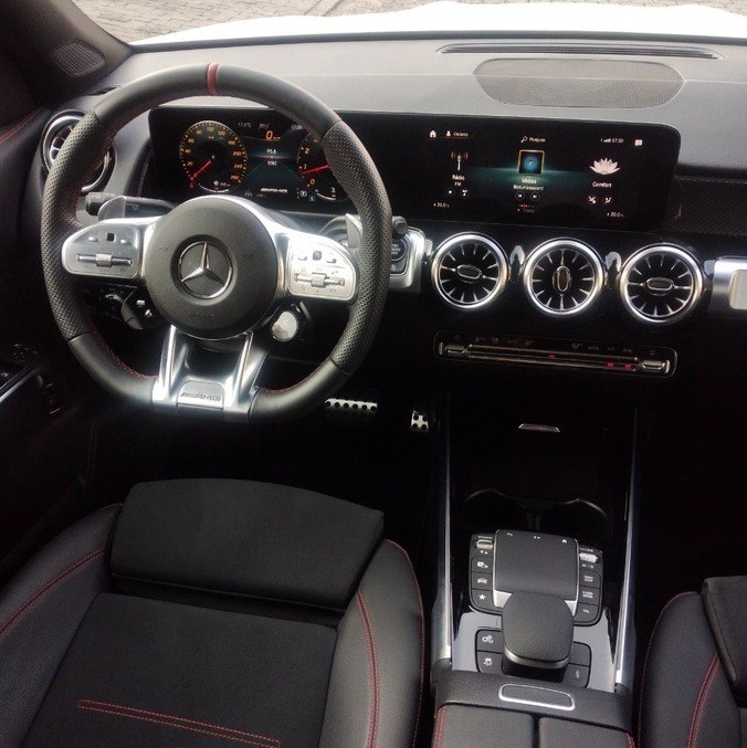 Interior traz iluminação interna e volante esportivo