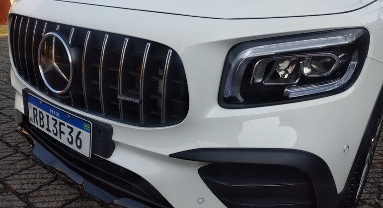 Grade frontal é escurecida e tem a logomarca da Mercedes-Benz ao centro e da AMG, divisão esportiva da marca