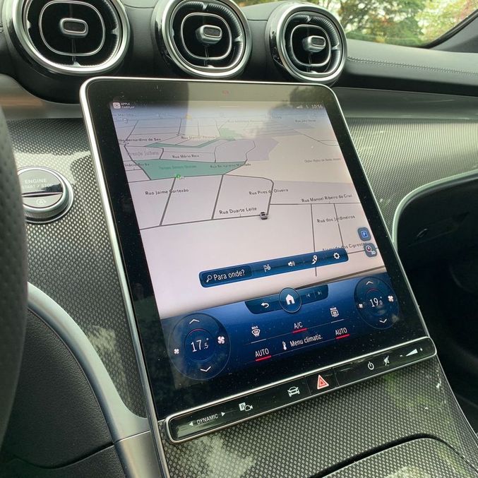 Central multimídia tem tela de 11,9 polegadas com conexão sem fio com Android Auto e Apple CarPlay