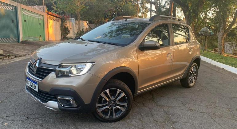 Para-choques, lanternas e detalhes como os emblemas são próprios do Stepway